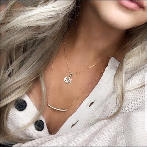 Gold lotus necklace - Picture 2 of 8